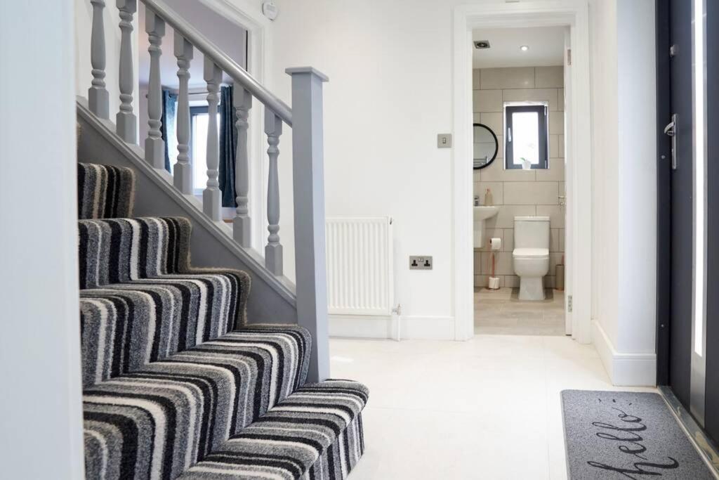 Home From Home - 4 Double Bed House With Parking Slough Exteriör bild