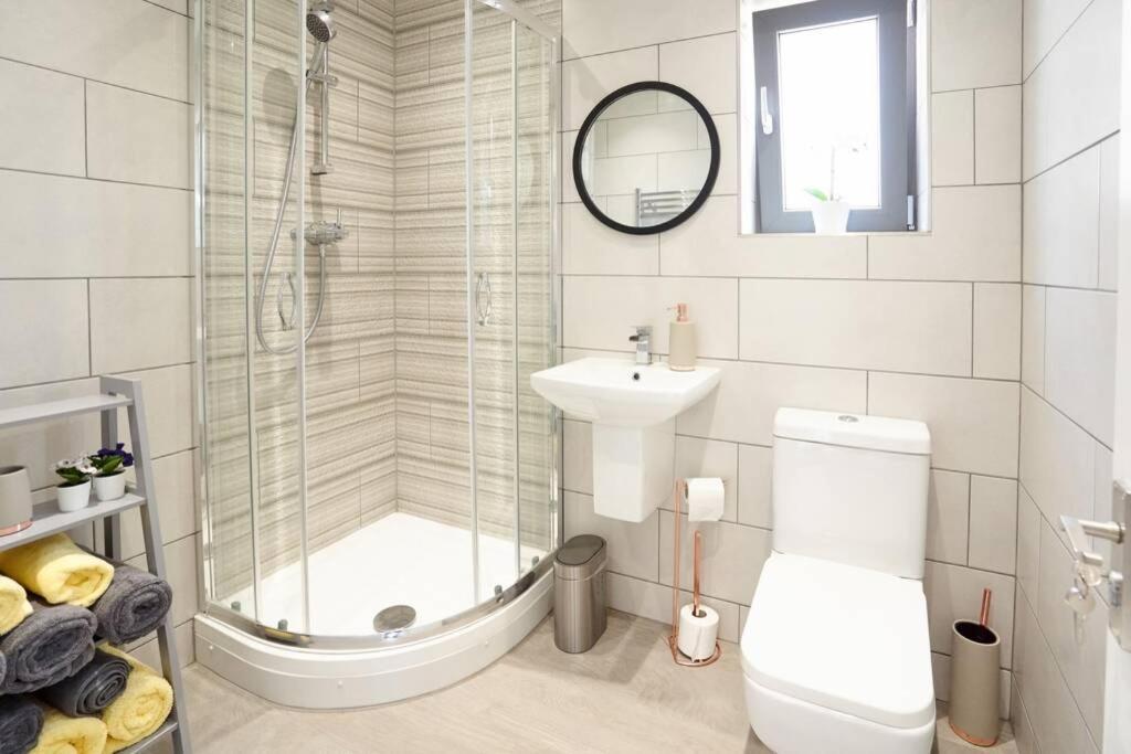 Home From Home - 4 Double Bed House With Parking Slough Exteriör bild