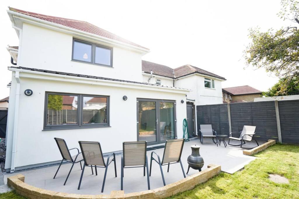Home From Home - 4 Double Bed House With Parking Slough Exteriör bild