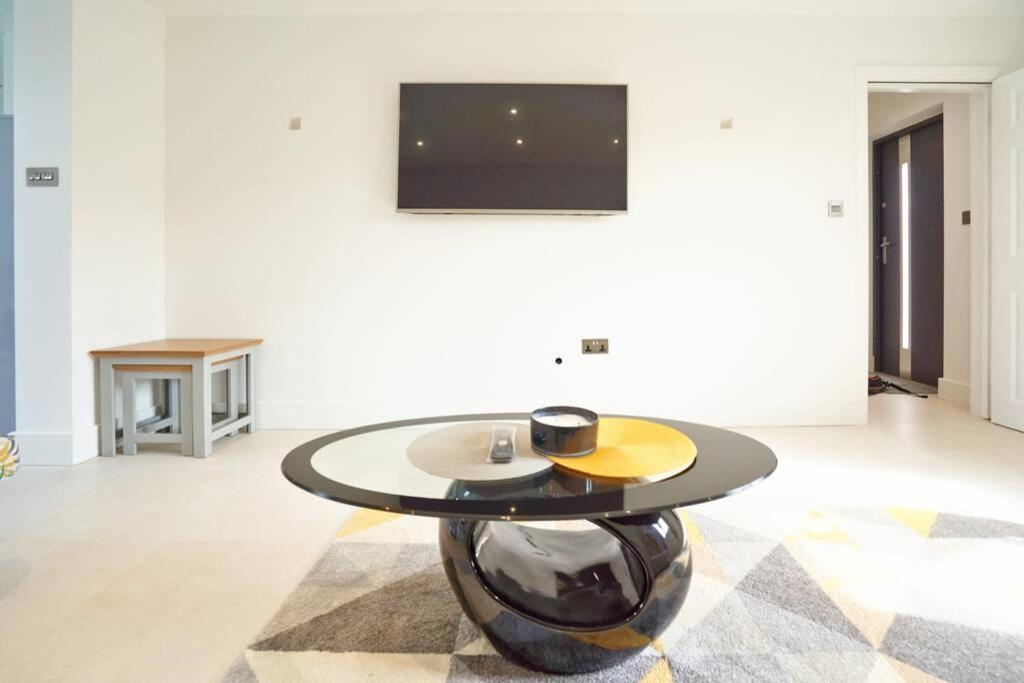 Home From Home - 4 Double Bed House With Parking Slough Exteriör bild