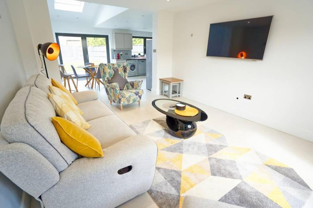 Home From Home - 4 Double Bed House With Parking Slough Exteriör bild