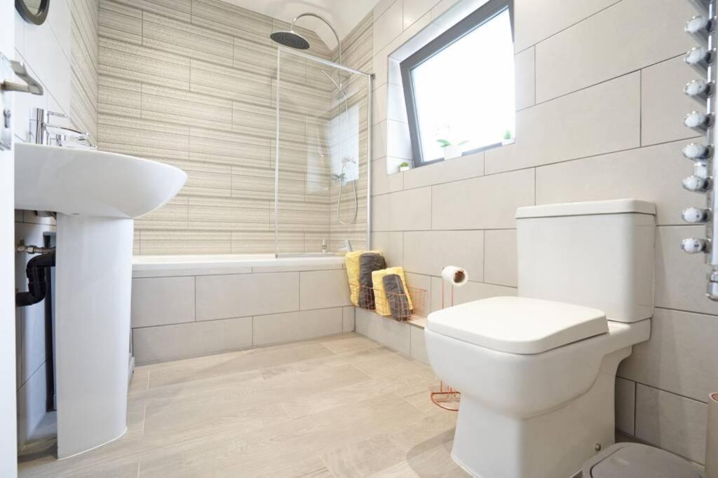 Home From Home - 4 Double Bed House With Parking Slough Exteriör bild