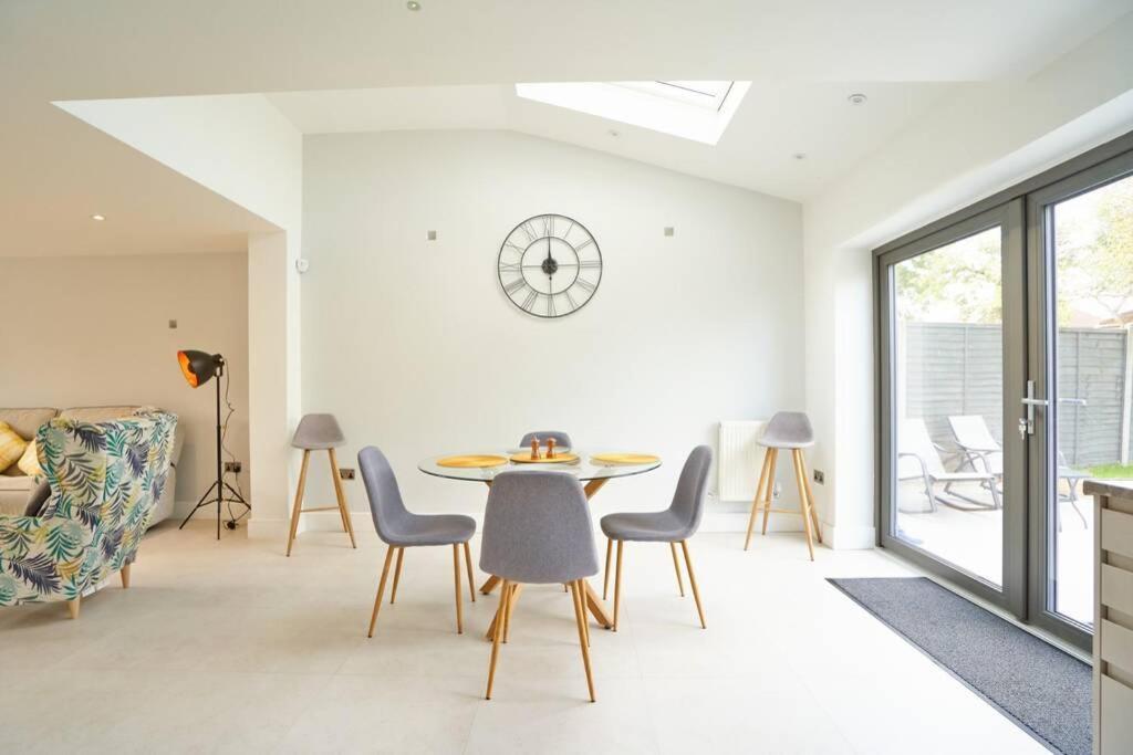 Home From Home - 4 Double Bed House With Parking Slough Exteriör bild