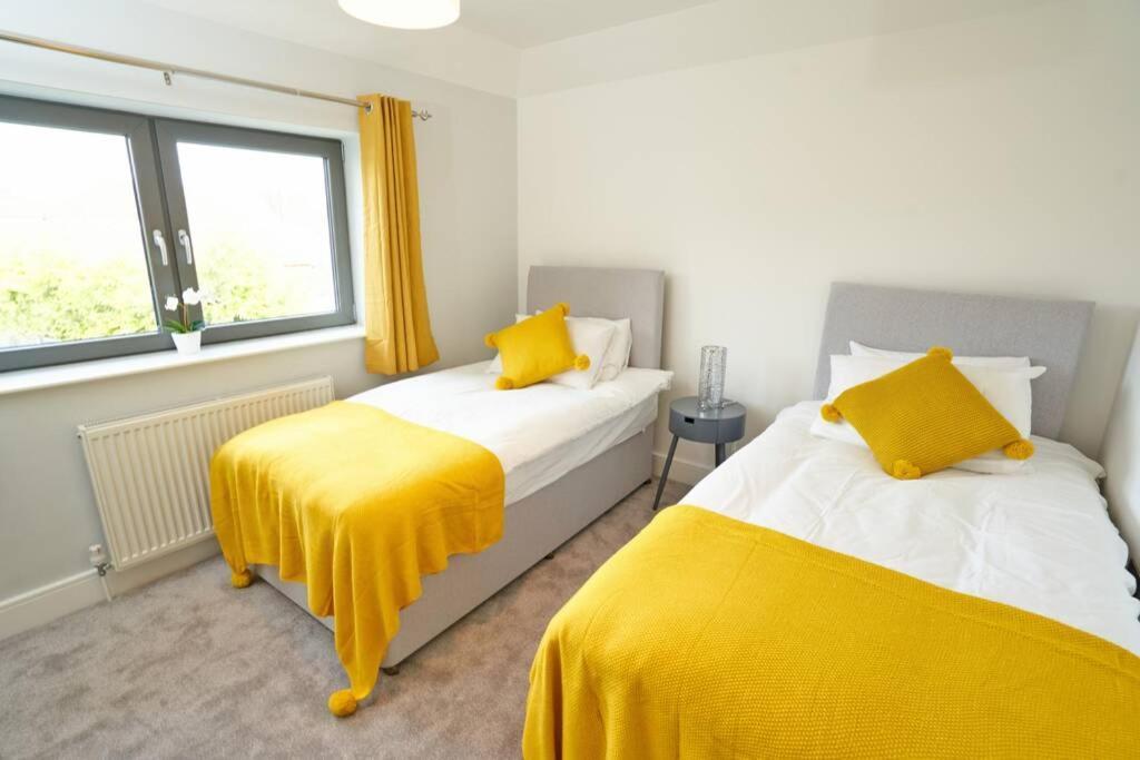 Home From Home - 4 Double Bed House With Parking Slough Exteriör bild